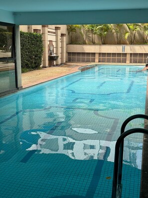 Utomhuspool, uppvärmd pool, parasoller och solstolar