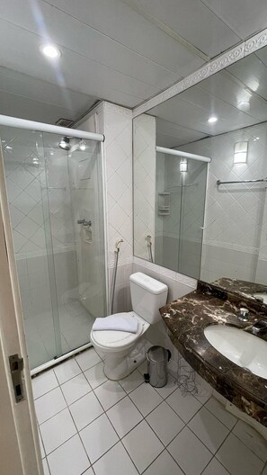 Studio | Bad | Toalettartikler (inkludert), hårføner, håndklær og toalettpapir