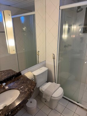 Studio | Badrum | Gratis toalettartiklar, hårtork, handdukar och toalettpapper