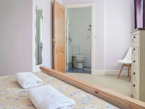 5 室のベッドルーム、WiFi (無料)、ベッドシーツ