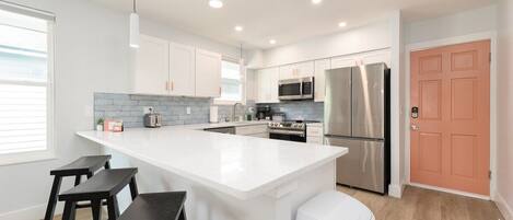 Refrigerador, microondas, horno y parrilla de estufa