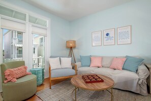Smart TV, books - Charming Vacation Home Walking Distance to the Beach and Pool Access (Atlantic Beach)
