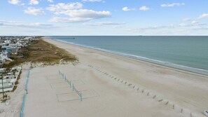 Sun-loungers, beach towels - Charming Vacation Home Walking Distance to the Beach and Pool Access (Atlantic Beach)