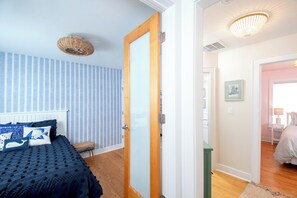 3 bedrooms, desk, free WiFi, bed sheets