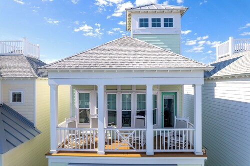 Charming Vacation Home Walking Distance to the Beach and Pool Access