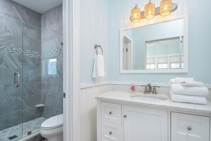 Douche, sĂšche-cheveux, serviettes fournies, savon