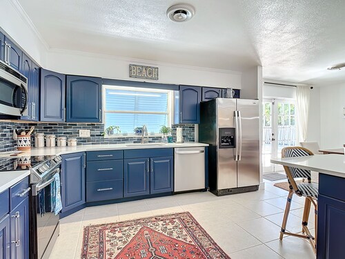 Mermaids' BeachHouse: Walk2Beach • Pool • KingBed