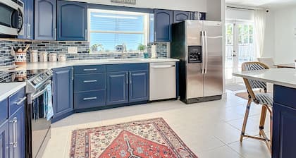 Mermaids' BeachHouse: Walk2Beach • Pool • KingBed