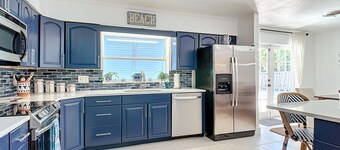 Mermaids' BeachHouse: Walk2Beach • Pool • KingBed