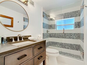 Douche, sèche-cheveux, serviettes fournies, savon