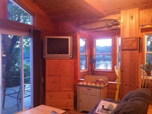 Smart TV, books - Island Retreat steps to waters edge (Nipissing)