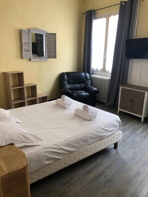 Cortinas opacas, tabla de planchar con plancha, wifi gratis