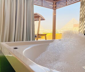 Deluxe Suite | Egyptian cotton sheets, premium bedding, down comforters - Anubis Kingdom Pyramids View (Giza)