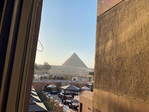 Deluxe Triple Room, Ensuite, Mountain View | Egyptian cotton sheets, premium bedding, pillowtop beds, soundproofing - Anubis Kingdom Pyramids View (Giza)