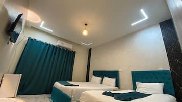 Deluxe Triple Room, Ensuite, Mountain View | Egyptian cotton sheets, premium bedding, down comforters