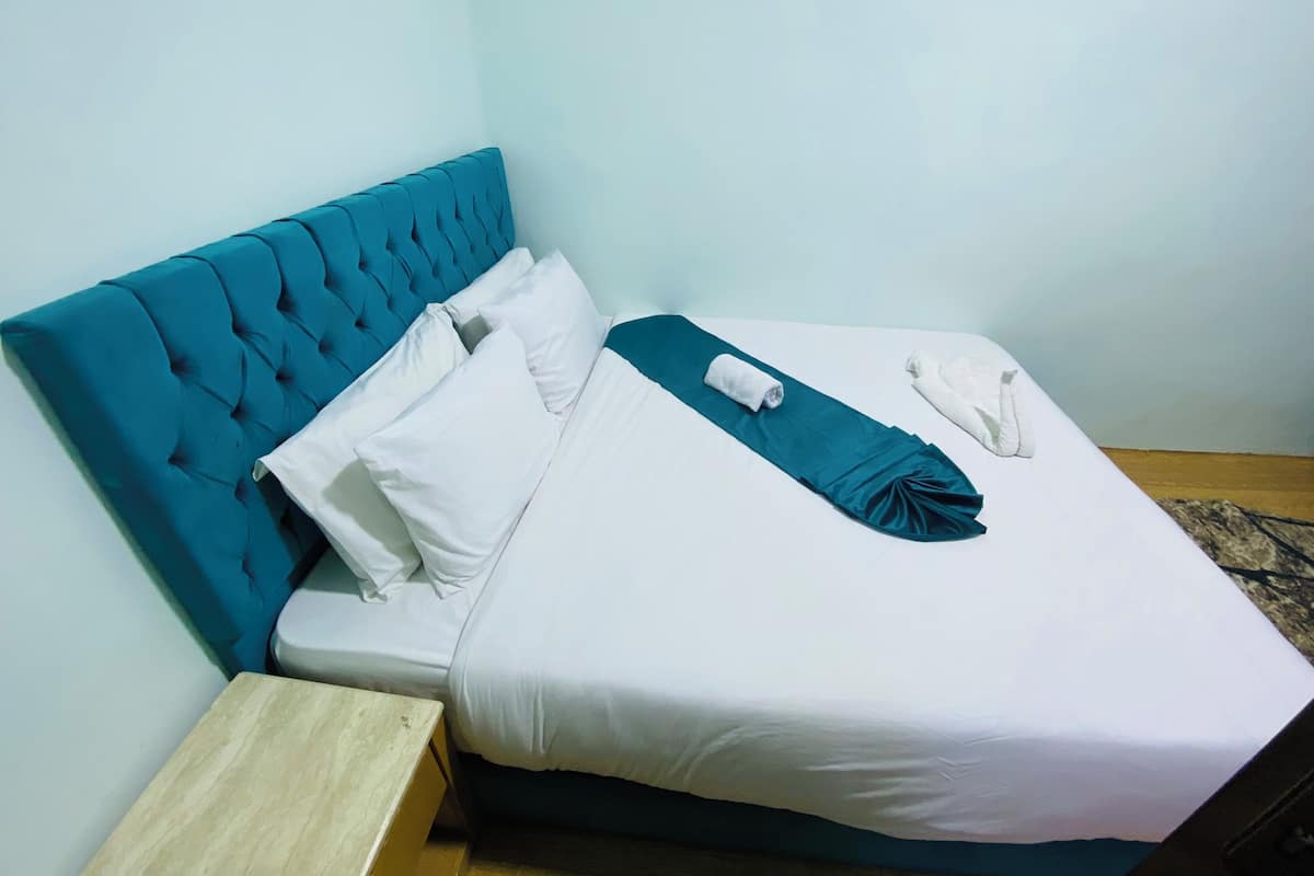 Basic Single Room, Shared Bathroom | Egyptian cotton sheets, premium bedding, pillowtop beds, soundproofing