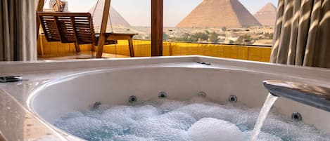 Family Apartment, 2 Bedrooms, Jetted Tub, Mountain View | Jetted bathtub