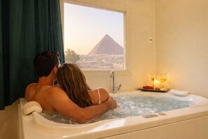 ملاءات من القطن المصري وأغطية فراش متميزة وأسرّة بطبقة علوية مريحة