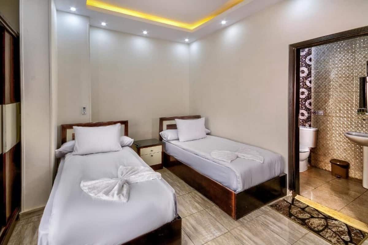 Habitación doble Deluxe, vista al patio | Ropa de cama de alta calidad, insonorización y wifi gratis