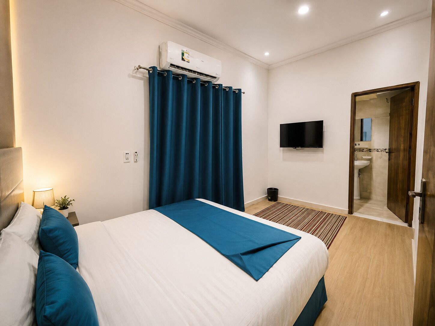 Habitación Deluxe con 1 cama doble o 2 individuales, baño privado, vistas a la montaña | Sábanas de algodón egipcio y ropa de cama de alta calidad