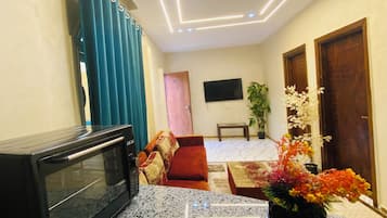 Deluxe Suite | Private kitchenette | Highchair, eco-friendly cleaning products, dining tables