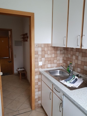 Kühlschrank, Wasserkocher mit Kaffee-/Teezubehör, Toaster