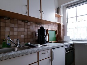 Kühlschrank, Wasserkocher mit Kaffee-/Teezubehör, Toaster