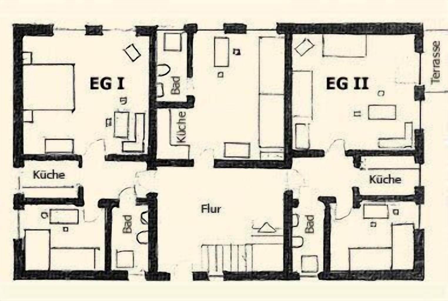 Een plattegrond met twee slaapkamers (EG I en EG II), twee keukens, een woonruimte (Flur) en een terras.