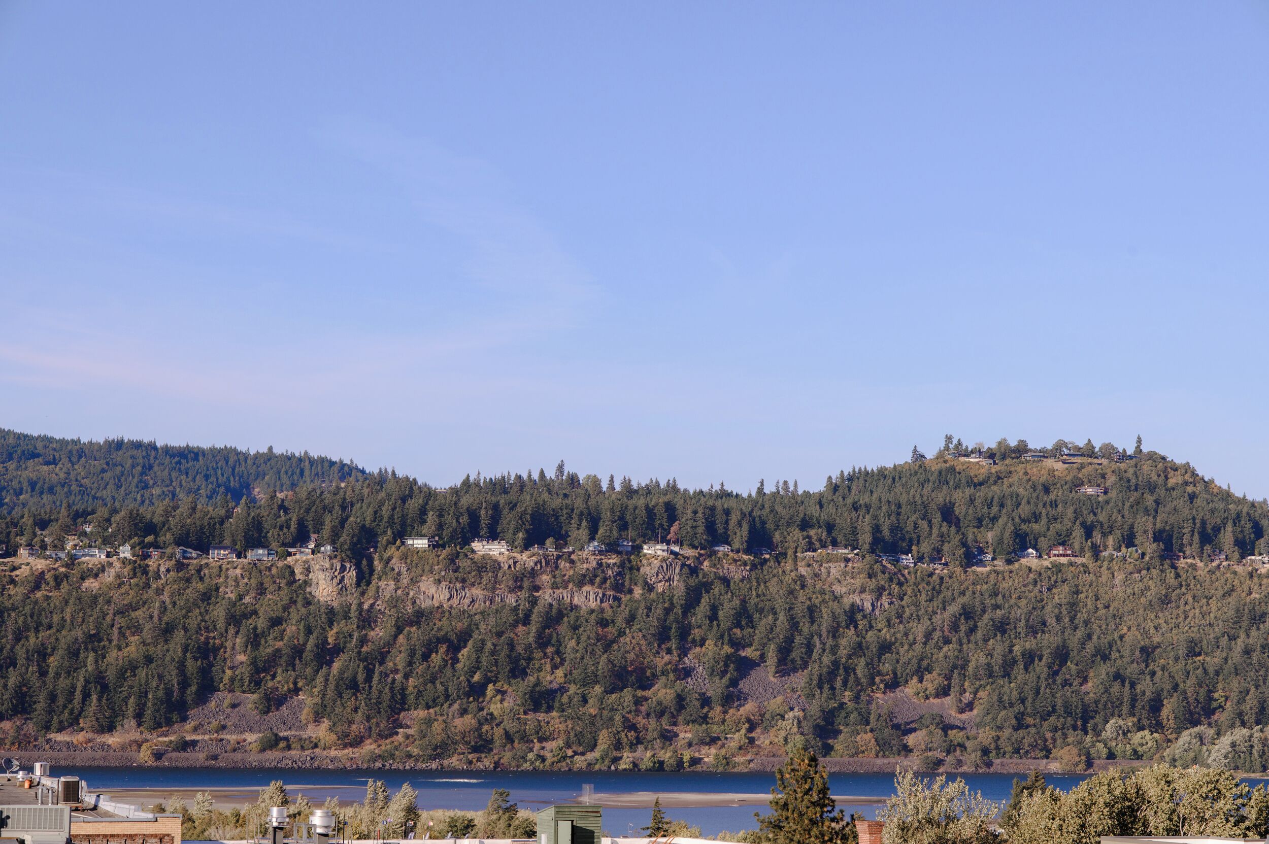 A hillside with a lake and scattered buildings.