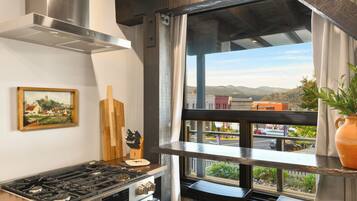 Luxury Condo, 1 King Bed, Kitchen, City View | Egyptian cotton sheets, premium bedding, memory foam beds