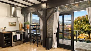 Luxury Condo, 1 King Bed, Kitchen, City View | Living area