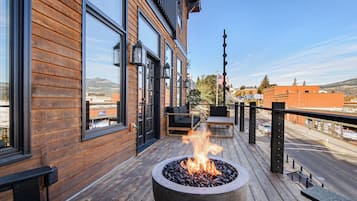 Condo luxueux, 2 chambres, cuisine, vue sur le fleuve | Terrasse/patio