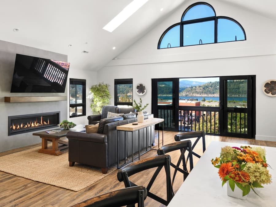 Luxury Condo, 3 Bedrooms, Kitchen, River View | Living area