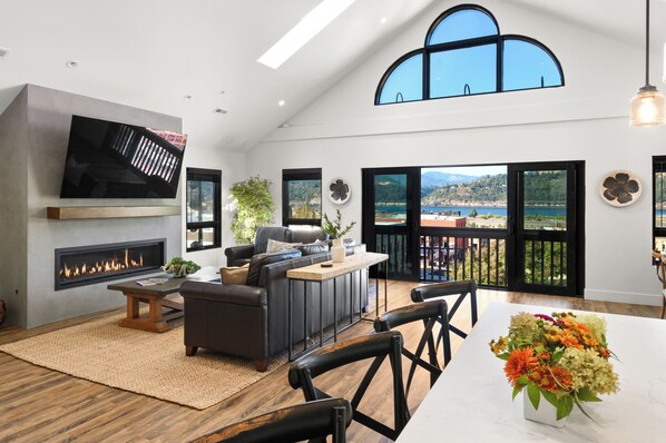 Luxury-Apartment, 3 Schlafzimmer, Küche, Flussblick | Wohnbereich