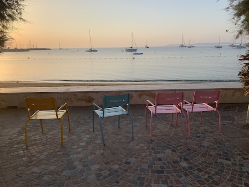 Studio avec terrasse plein centre ville face à la mer, à 50 mètres de la plage.