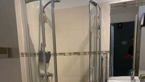Dusj, hårføner, håndklær og såpe