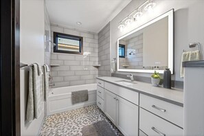 Ducha, secador de pelo, toallas, jabón