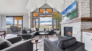 Smart TV, fireplace, table tennis, stereo