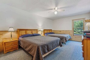 4 habitaciones, tabla de planchar con plancha y cuna de viaje 