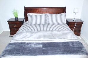 4 habitaciones, tabla de planchar con plancha, wifi y ropa de cama
