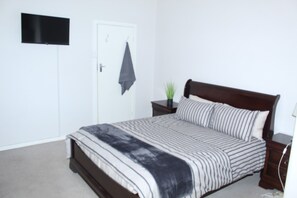 4 bedrooms, iron/ironing board, WiFi, bed sheets - 4 Bedroom Greek House in Observatory (Johannesburg)