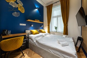 Een bureau, een strijkplank/strijkijzer, gratis wifi, beddengoed