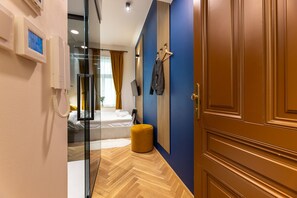 Työpöytä, silitysrauta/-lauta, ilmainen Wi-Fi, vuodevaatteet