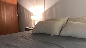 3 habitaciones, tabla de planchar con plancha, wifi y ropa de cama