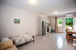 Superior-Apartment, Gartenblick | Wohnbereich | 32-Zoll-Flachbildfernseher mit Digitalempfang