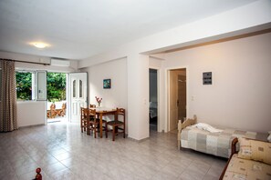 Superior-Apartment, Gartenblick | Wohnbereich | 32-Zoll-Flachbildfernseher mit Digitalempfang