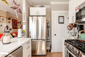 Køleskab, mikrobølgeovn, ovn, kogeplade