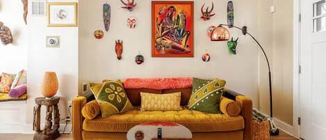 Smart-TV, Bücher, Stereoanlage, Computerbildschirme