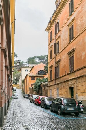 Third-party on-site parking - Discover the heart of Rome in the comfort of "Trastevere Charme" (Roma)