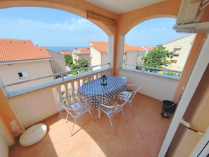 Appartamento, 1 camera da letto, balcone, vista città | Ristorazione all'aperto